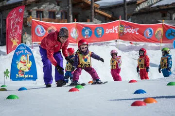 © Groupe d'enfants en cours de ski - Fresh Infuence
