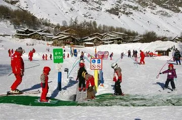© Groupe d'enfants en cours de ski - Fresh Influence