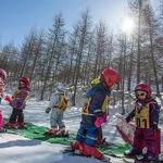 © Groupe d'enfants en cours de ski - Fresh Influence