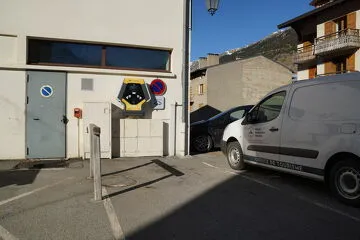 Borne de recharge pour véhicule et vélo électrique