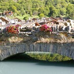 © Bonneval sur Arc, été, entrée du village par le pont de pierre - Pascal Cariou