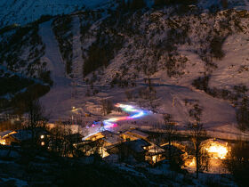Descente aux flambeaux des moniteurs de l'ESF et des enfants