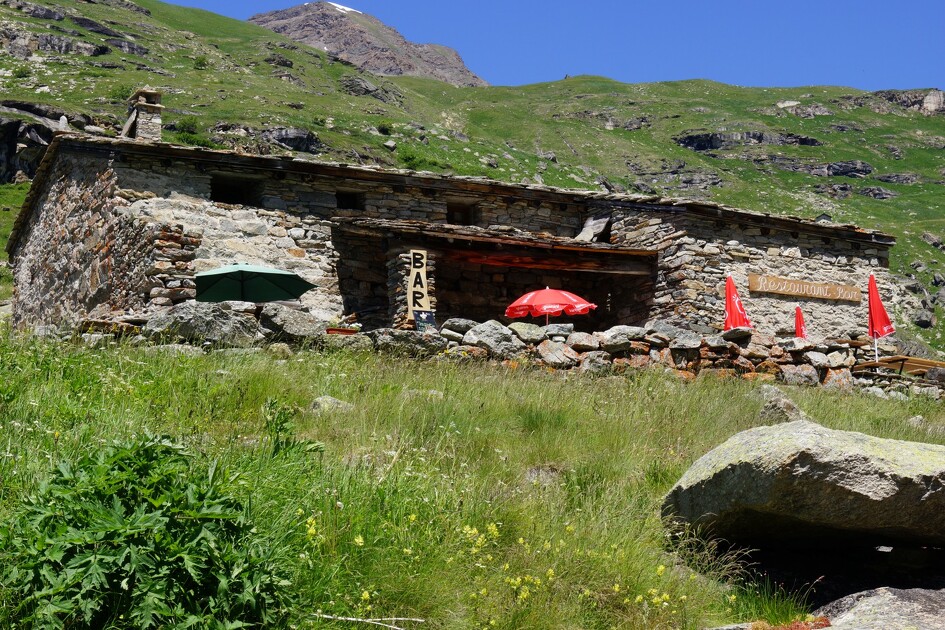 © La Pierre à cupules, bar-restaurant à l'Ecot de Bonneval sur arc - OT HMVanoise - I. Pauwels-Etiévant