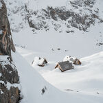 © Le refuge du Fond des Fours vue de loin sous la neige en hiver - Yann Allegre