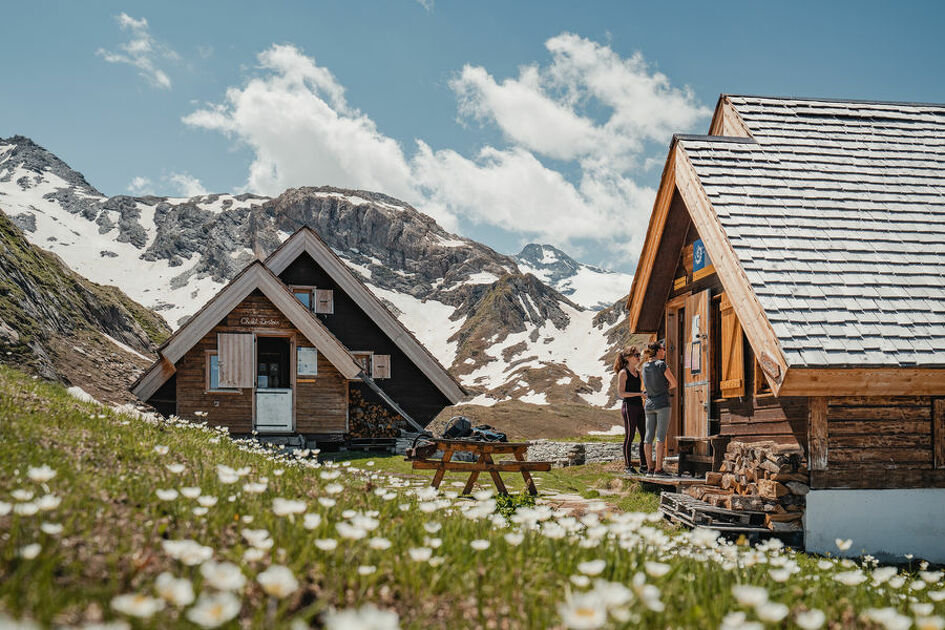 © Le refuge du Fond des Fours en été avec les fleurs - Yann Allegre