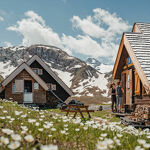© Le refuge du Fond des Fours en été avec les fleurs - Yann Allegre