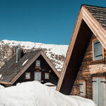 © Le refuge du Fond des Fours vue de près sous la neige en hiver - Yann Allegre