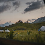 © Le refuge du Fond des Fours vue de loin avec la zone de bivouac en été - Yann Allegre