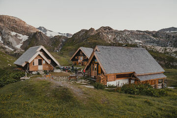 © Le refuge du Fond des Fours en été au crépuscule - Yann Allegre