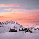 © Le refuge du Fond des Fours vue de loin sous la neige en hiver au couché de soleil - Yann Allegre