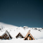 © Le refuge du Fond des Fours sous la neige en hiver la nuit - Yann Allegre