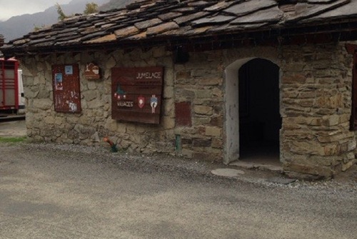 Arrêt de bus N°101 : Village