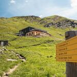 © Panneau de randonnées avec le refuge de Prariond au loin en été - Yann Allegre