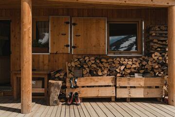© Devant le refuge de Prariond en été - Yann Allegre