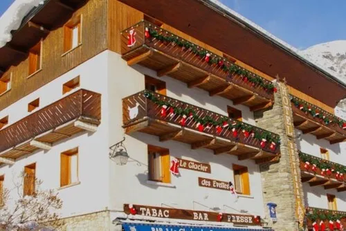 Hôtel Le Glacier des Evettes: From the balconies, views over the mountains. You'll get inspired by the color of wood, the warmth of the rooms decorated in an alpine style, with bath or shower, toilets, balconies and free WIFI. Breakfast is hearty and the family made meals are typical of the Savoy region.