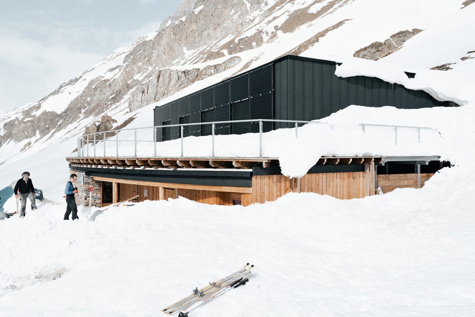 © Refuge de Prariond en hiver sous la neige - Gael Haye