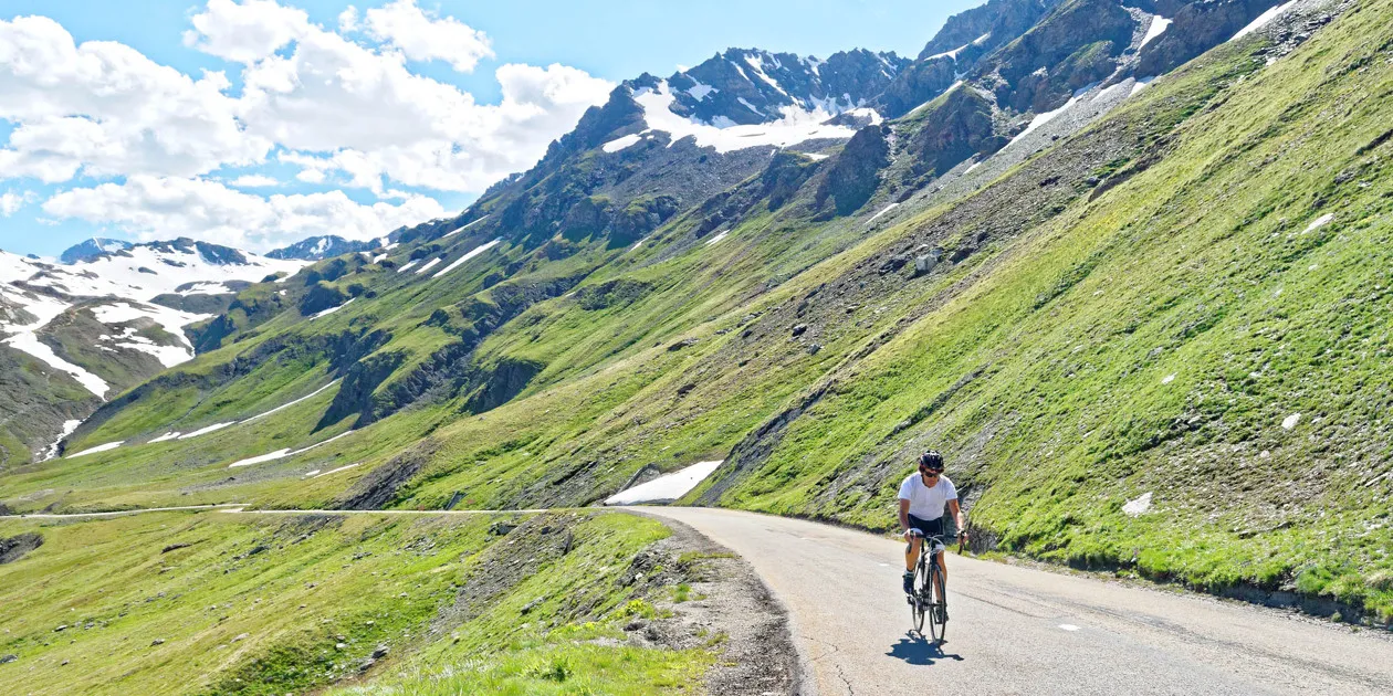© Cycling up the Col de l'Iseran from Bonneval-sur-Arc - © Explore Savoie - Anglade