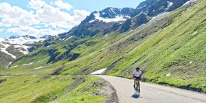 © Cycling up the Col de l'Iseran from Bonneval-sur-Arc - © Explore Savoie - Anglade